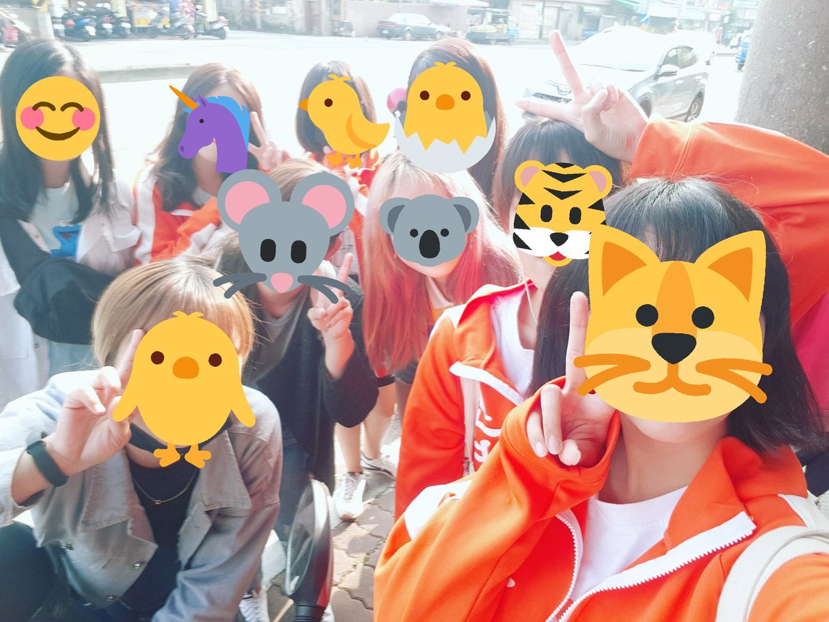 selina00142's tweet photo. @hwagaejacket 
很感謝製作了花開外套💜
朋友4個穿去搶票都搶到了
所以我也來購入一件
穿去場外😎 https://t.co/eYxUrSrGc4