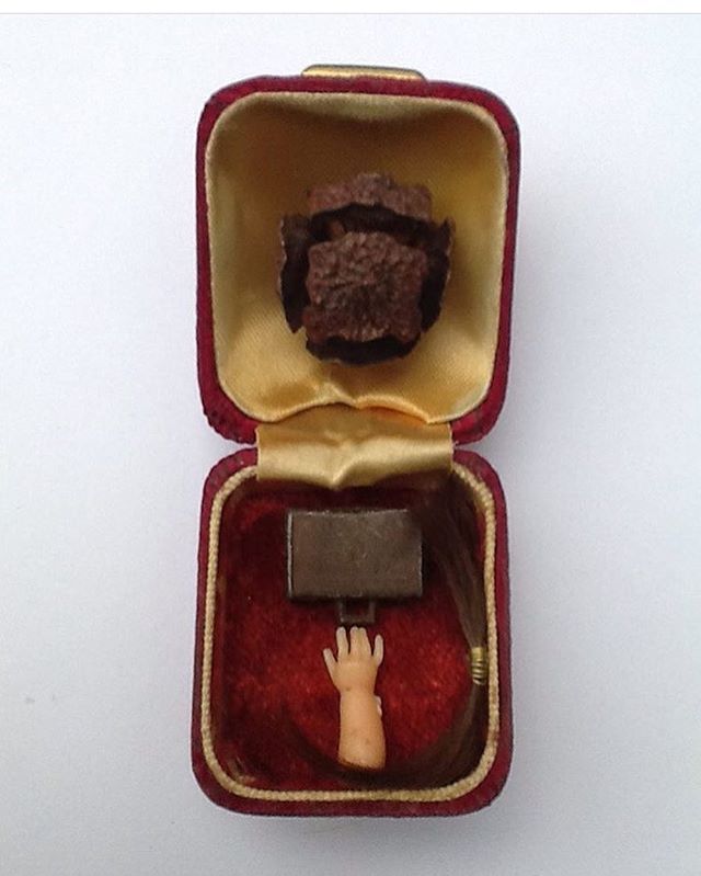 CrossStreetArts's tweet image. Halloween special 🎃! Get your freak on. Paula Fenwick Lucas’ #protectionbox series -  exploring domestic magic 🧙‍♀️
.
.
#greatermanchester #witchcraft #witch #protectionspell #magic #spells #halloween #spooky #doll #dollhand #wiganart #wigan #artinwiganb… ift.tt/2PjVoGP