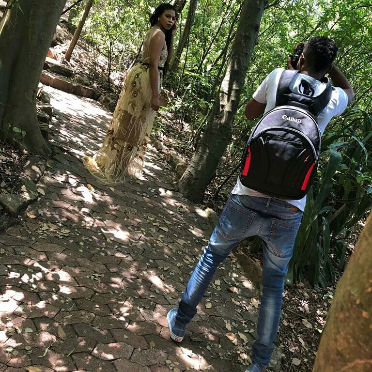 AyanaMagazine_'s tweet photo. 🎬🎥📷 The #AyanaMagazine December edition cover photoshoot, graced by Olwethu Leshabane (@Olwe2Lesh), happened yesterday.

The issue of celebrating achievements, family &amp; the festive season.

Countdown with us. It takes efforts from our diligent team to deliver the best work 👌 https://t.co/d5jjYKU7lU