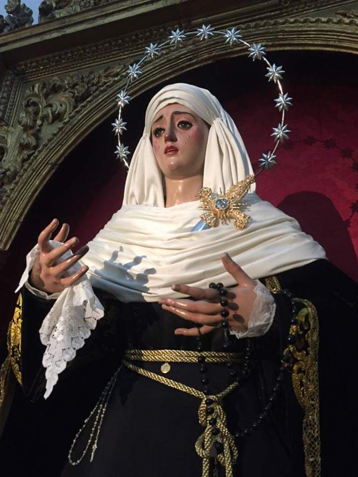 Nuestra Señora de la Esperanza vestida para el mes de los Difuntos.