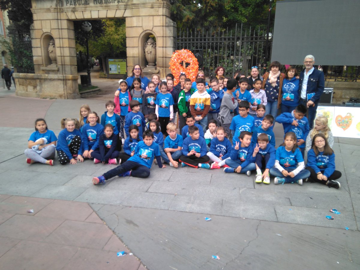 ceipPedrizas's tweet photo. Y para finalizar #VueltaAlColeXLaLeucemia posamos con el lazo y conocemos las #chembox aquí tenemos la del @cdnumancia
@unoentrecienmil @educacyl https://t.co/fj8o3YR65r