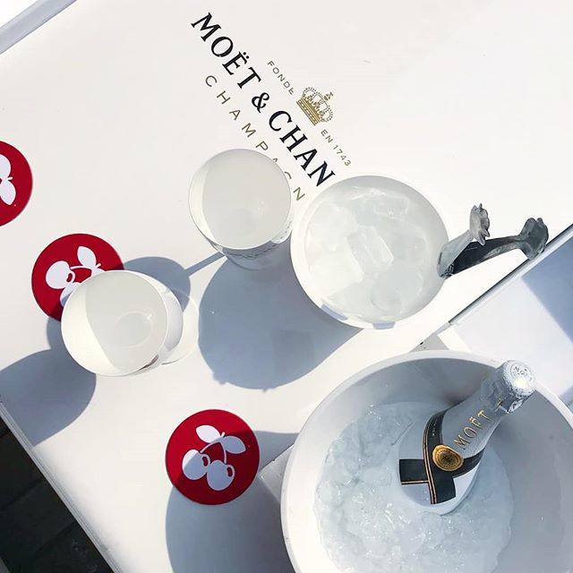 Come over to enjoy a perfect weekend by the beach!!! ✨🍾🥂
.
.
.
#pachabarcelona #afternoonpacha #afterwork #weekend #bcnevents #bcnblogger #lounge #lifestyle #restaurants #costaeste #moetchandon #moet #cocktails #champagne #autumn #friday #goodvibes #whiteparty