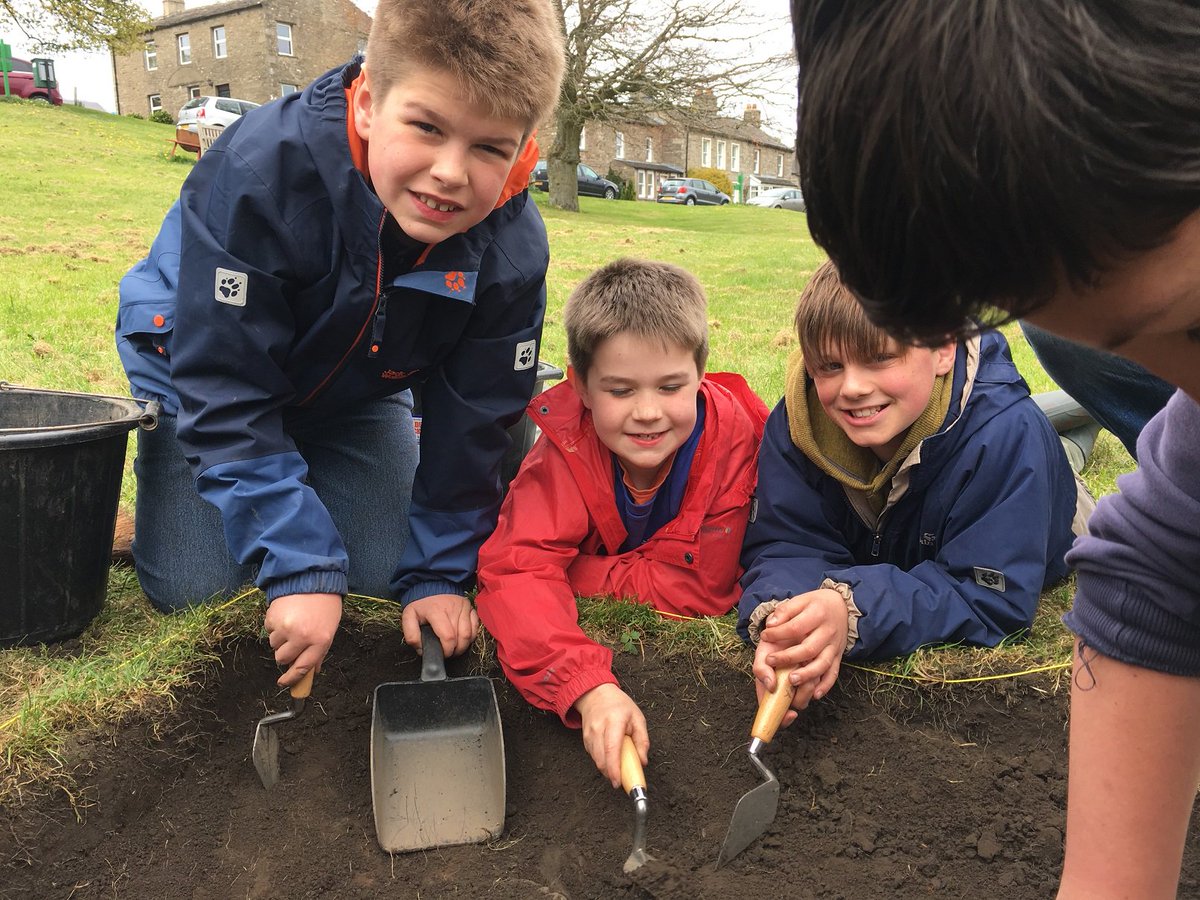 yorkshire_dales's tweet image. Bainbridge Big Dig – the results. A 5,000 year old flint arrowhead, an almost complete Roman-era pot, and a bullet from a Lee Enfield British Army rifle were among the 12,000 ‘f...bit.ly/2yCC9hW