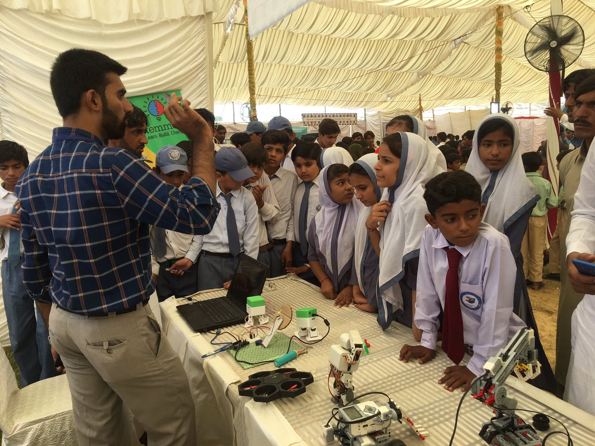Arsalanalisays's tweet photo. Children are being taught different concepts of science in simplest yet very interesting ways.
@DawoodTdf
#TDFMagnifiScience2018 #TDFMagnifiScienceThar #TDFMagnifiScience https://t.co/xUadIusZij