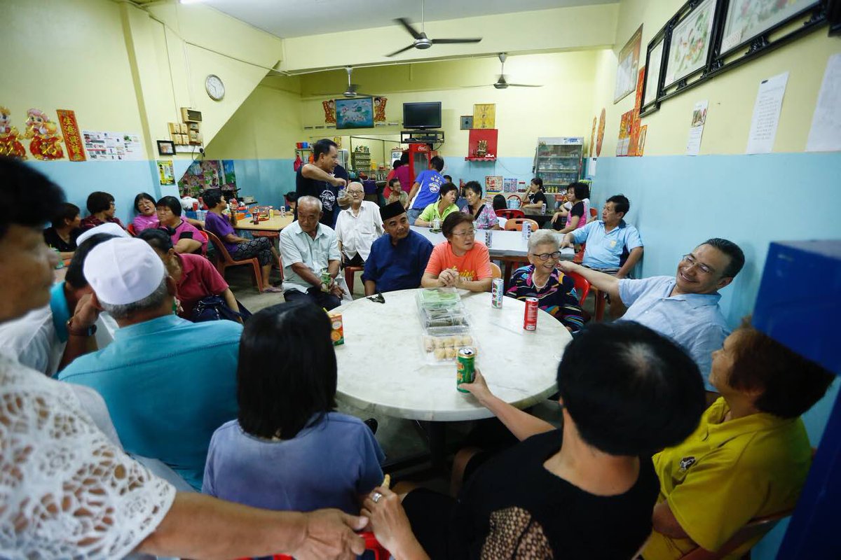 DS <a href="/HishammuddinH2O/">Hishammuddin Hussein 🇲🇾</a> bersama masyarakat cina Kg Chamek, Paloh. Sentuhan rakyat tanpa mengira bangsa. #SembrongKita
