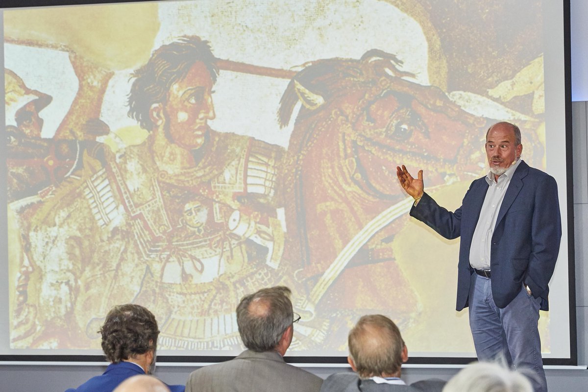 asociacionrh's tweet photo. De la #InteligenciaConectada a Atapuerca, pasando por Alejandro Magno. Así transcurrió el #4UpdateRRHH. Un viaje en el tiempo de la mano de Ignacio Martínez Mendizábal, especialista mundial en Evolución Humana y Premio Príncipe de Asturias. ¡Una ponencia magistral! 🔝 https://t.co/gZTdhtn4oT