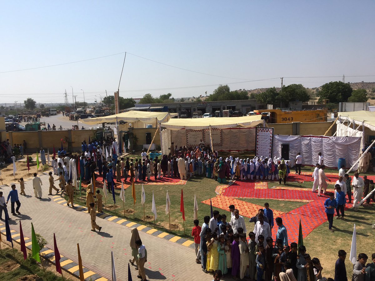 Etrendsdotpk's tweet photo. A good number of children from Thar and nearby areas queued up as @DawoodTdf hold the biggest MagnifiScience Exhibition in country.
#TDFMagnifiScience2018 #TDFMagnifiScienceThar #TDFMagnifiScience https://t.co/496Dpd4xuP