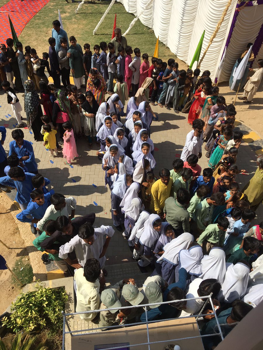 Etrendsdotpk's tweet photo. A good number of children from Thar and nearby areas queued up as @DawoodTdf hold the biggest MagnifiScience Exhibition in country.
#TDFMagnifiScience2018 #TDFMagnifiScienceThar #TDFMagnifiScience https://t.co/496Dpd4xuP