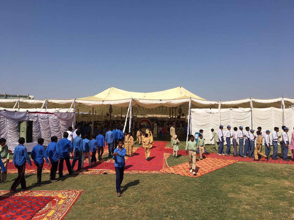 Etrendsdotpk's tweet photo. A good number of children from Thar and nearby areas queued up as @DawoodTdf hold the biggest MagnifiScience Exhibition in country.
#TDFMagnifiScience2018 #TDFMagnifiScienceThar #TDFMagnifiScience https://t.co/496Dpd4xuP