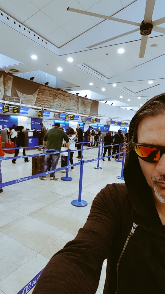 DioniMartin's tweet photo. En el Aeropuerto de los Madriles apuntito de embarcar para estar esta noche en @luartvg
Pdta: al final le voy a coger gustillo a los ✈
#Luar1145 https://t.co/qO4j1N1xnA