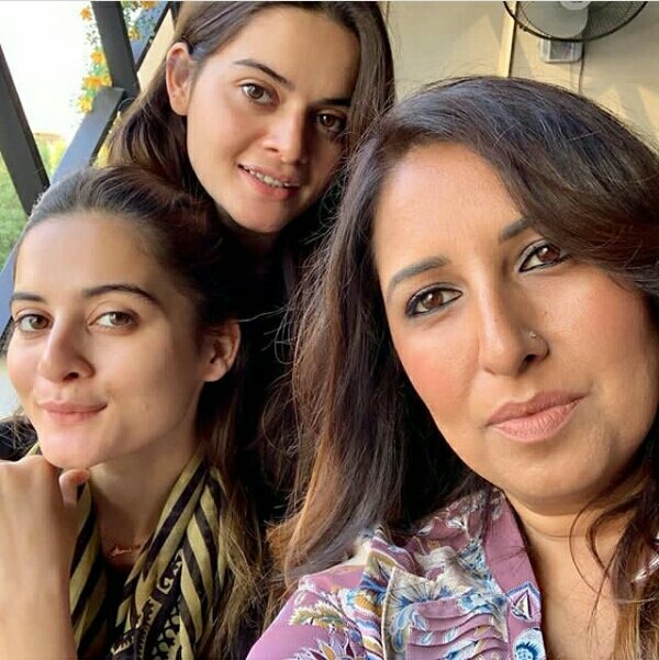 AimanMKhanOffic's tweet photo. with my friends 😍
#samreenvance #minalkhan https://t.co/2LG9y2bWLL