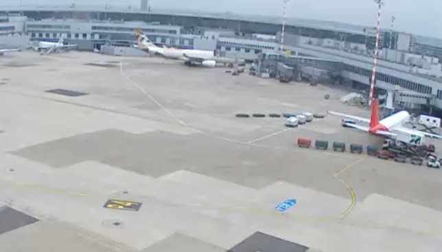 AirportWebcams's tweet photo. LIVE: Today's Etihad #EY57 Abu Dhabi to Brussels (Airbus A330-200 A6-EYH) has diverted to Dusseldorf due to industrial action at BRU. Passengers are being bussed to DUS for the return flight #EY58. https://t.co/3PCjPzStML | Info via Etihad Airways. https://t.co/BuGal8k59P
