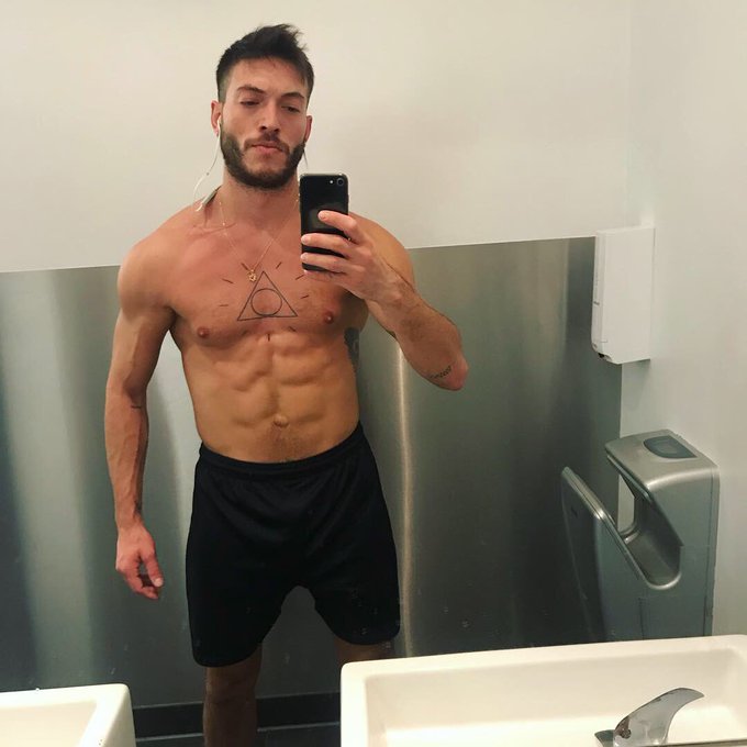 2 pic. #TGIF #porn #workout #gay https://t.co/WoQnWQsJij
