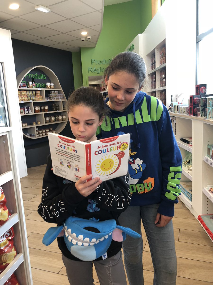 Sammie_A_Smith's tweet photo. The book’s a little young for them but you have to start somewhere when reading in French #learningcoloursinfrench #readinginfrench #IJSlovebooks @Year5IJS https://t.co/7s0OGu8zc1