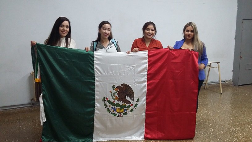 Isfdyt31's tweet photo. Estudiantes mexicanas, que cursan en el instituto, nos comparten características del Sistema Educativo de su país y la estructura curricular del Profesorado de Ed. Primaria. Bienvenidas y gracias!!! https://t.co/dh7nkxelZj