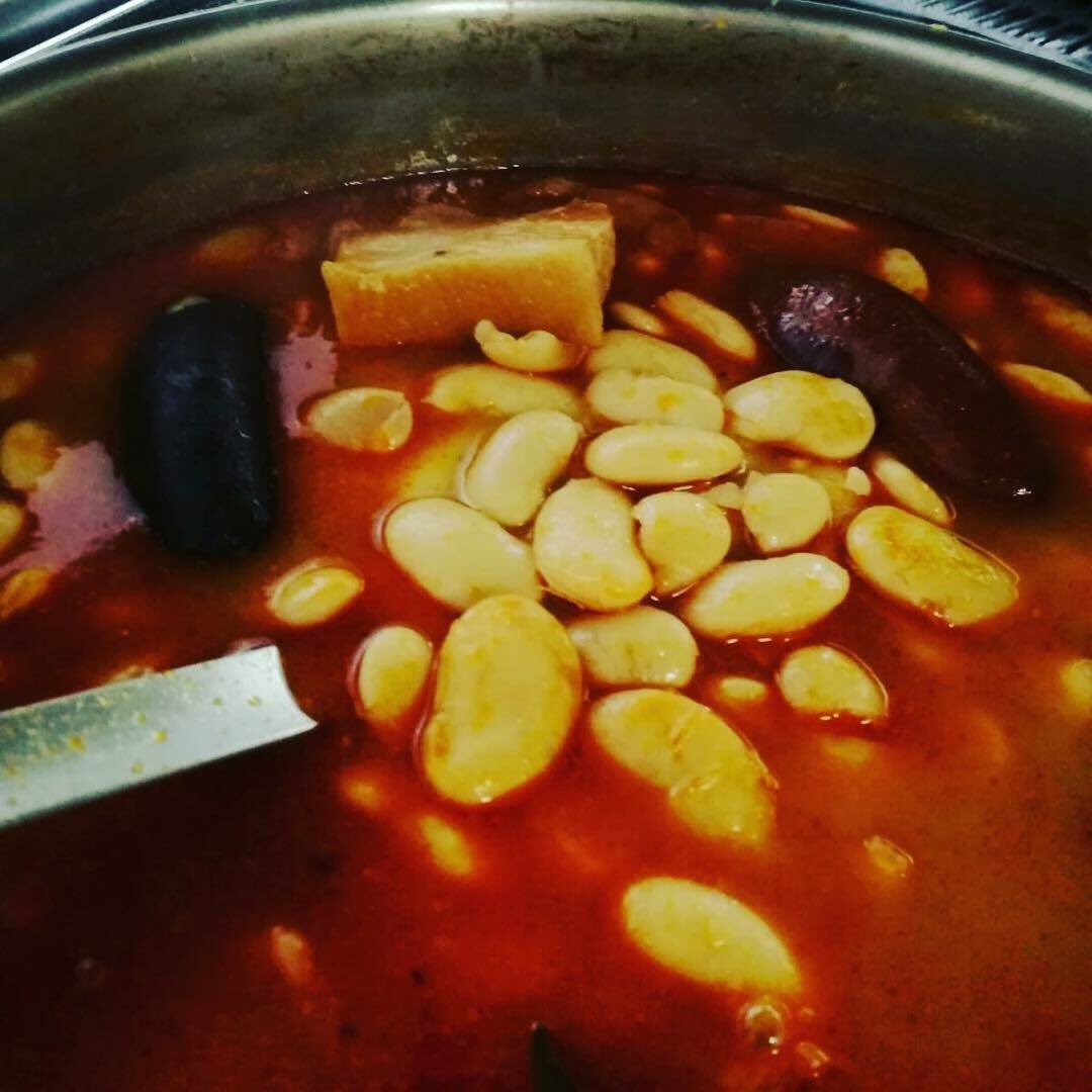PickingMalaga's tweet photo. No podían faltar los platos de Los Puntales Restaurante para estas Jornadas Carnívoras #MeatAttack:
🥣 Fabes con butifarra trufada
🍗 Tomahawk
🍔  Mini-burguesita con bacon, cebolla caramelizada, canónigos y mayonesa en su jugo.
#PickingMalaga #JornadasCarnivoras @carnedelafinca https://t.co/oqqaIGwYSO