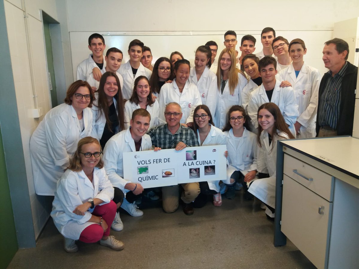 quimicaURV's tweet photo. Avui, en el marc del programa #FemRecercaURV, ens han visitat l'alumnat i el professorat de l'Institut Les Planes de Santa Bàrbara. Hem portat a terme el taller "Vols fer de químic/a a la cuina?" Un plaer!!
https://t.co/hLEdd170L7 https://t.co/wadgGZSJaS
