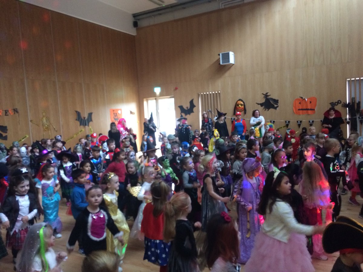 jmooneyc5's tweet photo. Well done to the parents council for throwing such a great party #staidansps https://t.co/CDDzSdjFbR