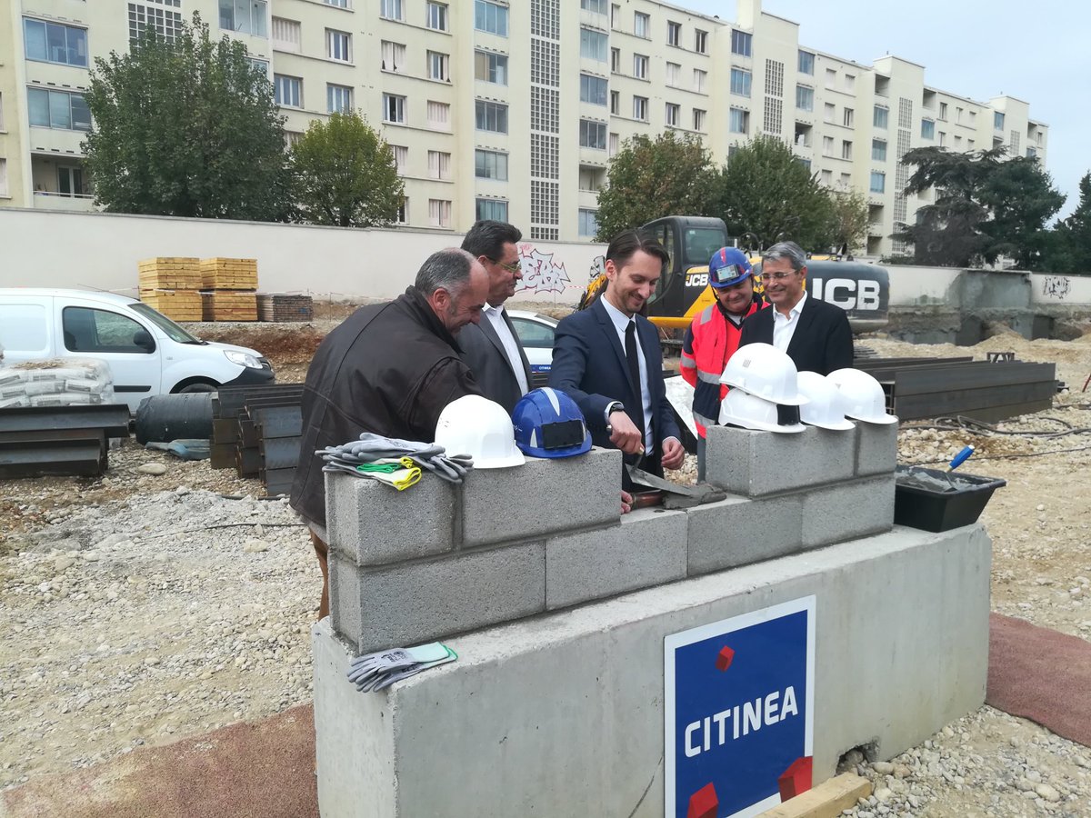 CapioTonkin_GL's tweet photo. #ÉVÉNEMENT - 🧱 Le Dr Alexandre Karame, Néphrologue au #Tonkin a posé la 1ère pierre du Centre de consultation libéral du @MedipoleLV https://t.co/vmjrhumITK