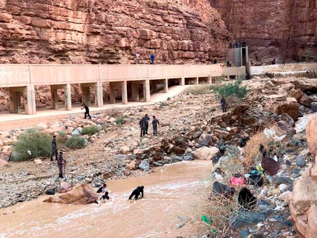 Death toll in Jordan flood rises to 20, mostly children: bit.ly/2CGRsZL https://t.co/S9U8nEXih3