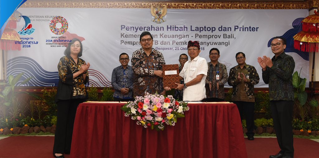 am2018bali's tweet photo. Sesuai mandat Presiden RI @Jokowi, @KemenkeuRI Sri Mulyani menghibahkan 500 unit laptop dan 300 unit printer untuk instansi pendidikan di Bali, NTB, dan Banyuwangi, yang baru digunakan selama sebulan pada #AM208Bali. (25/10)

Selengkapnya https://t.co/tiXJ1qP96N https://t.co/WkpTar910p