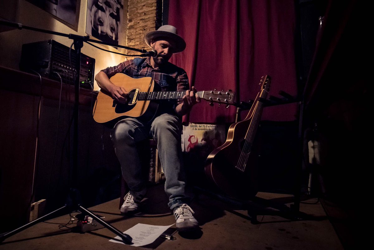 JossMusic's tweet photo. Cuando tocas en un sitio nuevo y te sientes como en casa. Eso es lo que pasó el lunes en @elcafeciutadans de #Girona. Gracias a todos por tanta entrega y cariño, no se puede estar más agradecido. Y gracias de nuevo al gran @mario_olmoss por volver a capturar los momentos. https://t.co/tKnEePr3TT