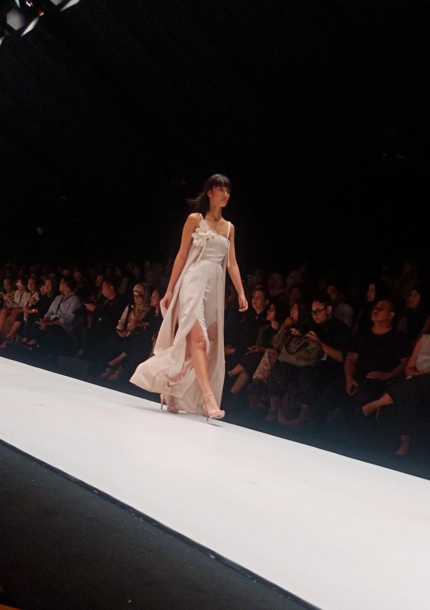 JKTfashion's tweet photo. Maryalle dengan golden hour menampilkan koleksi yang elegan melalui frill dan layer dengan dominan warna beige dan merah.
#FashionlinkSNM
#JFW2019
#IDCreativeWeek
#WeAreJFW https://t.co/d7nchU7afx