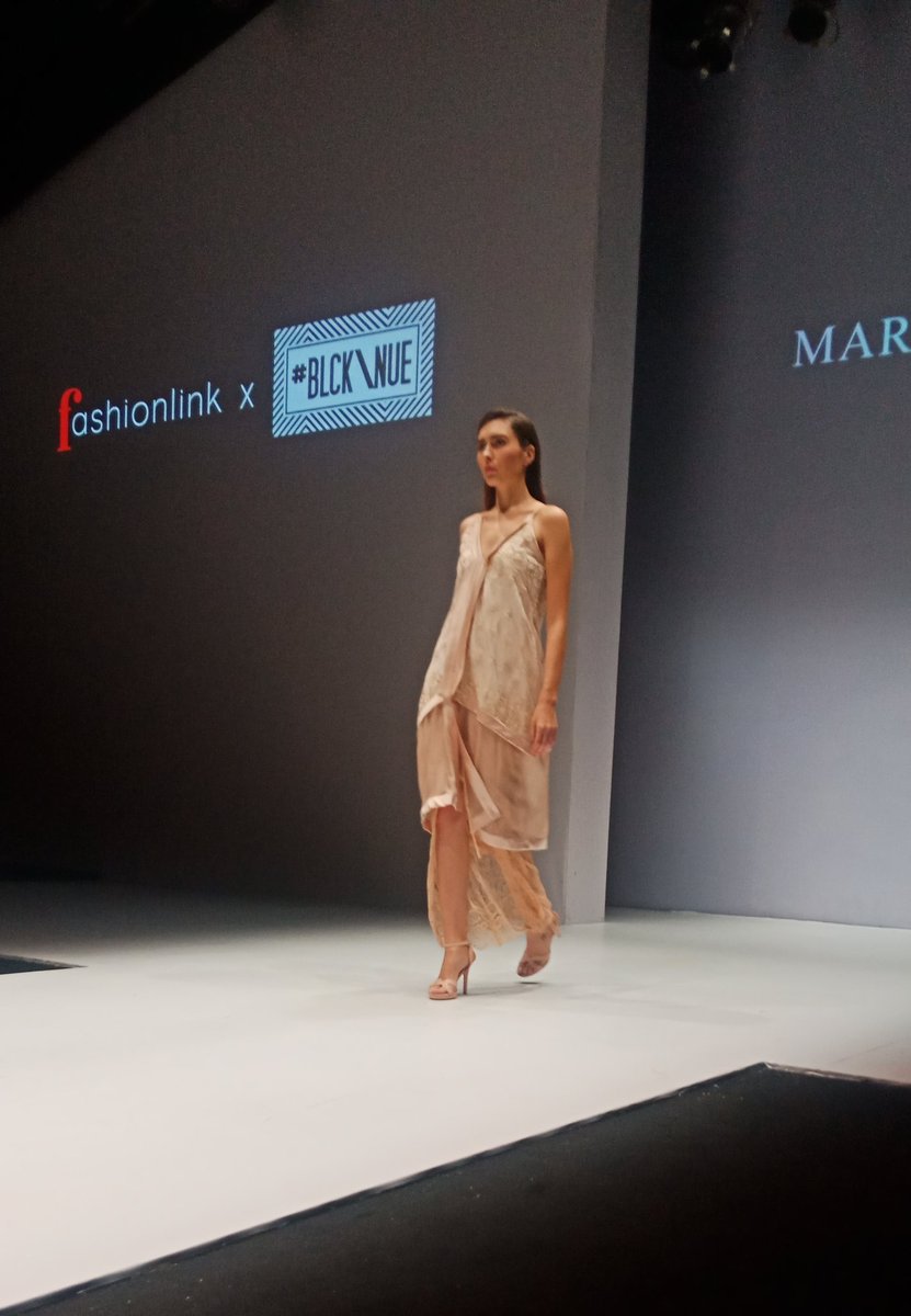 JKTfashion's tweet photo. Maryalle dengan golden hour menampilkan koleksi yang elegan melalui frill dan layer dengan dominan warna beige dan merah.
#FashionlinkSNM
#JFW2019
#IDCreativeWeek
#WeAreJFW https://t.co/d7nchU7afx