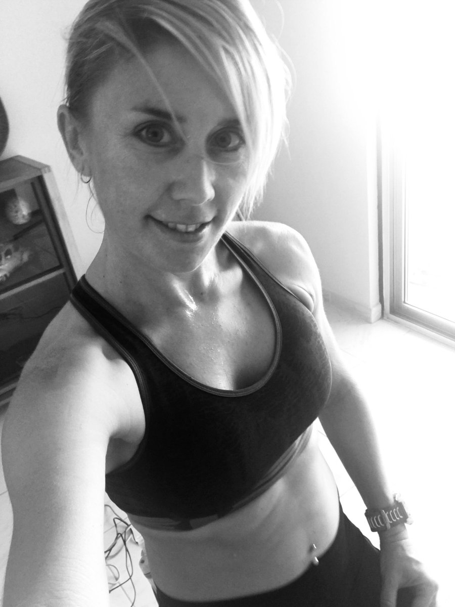 LeaChilton's tweet image. Indoor trainer session 🚲 #womenfortri #committotri #whywetri