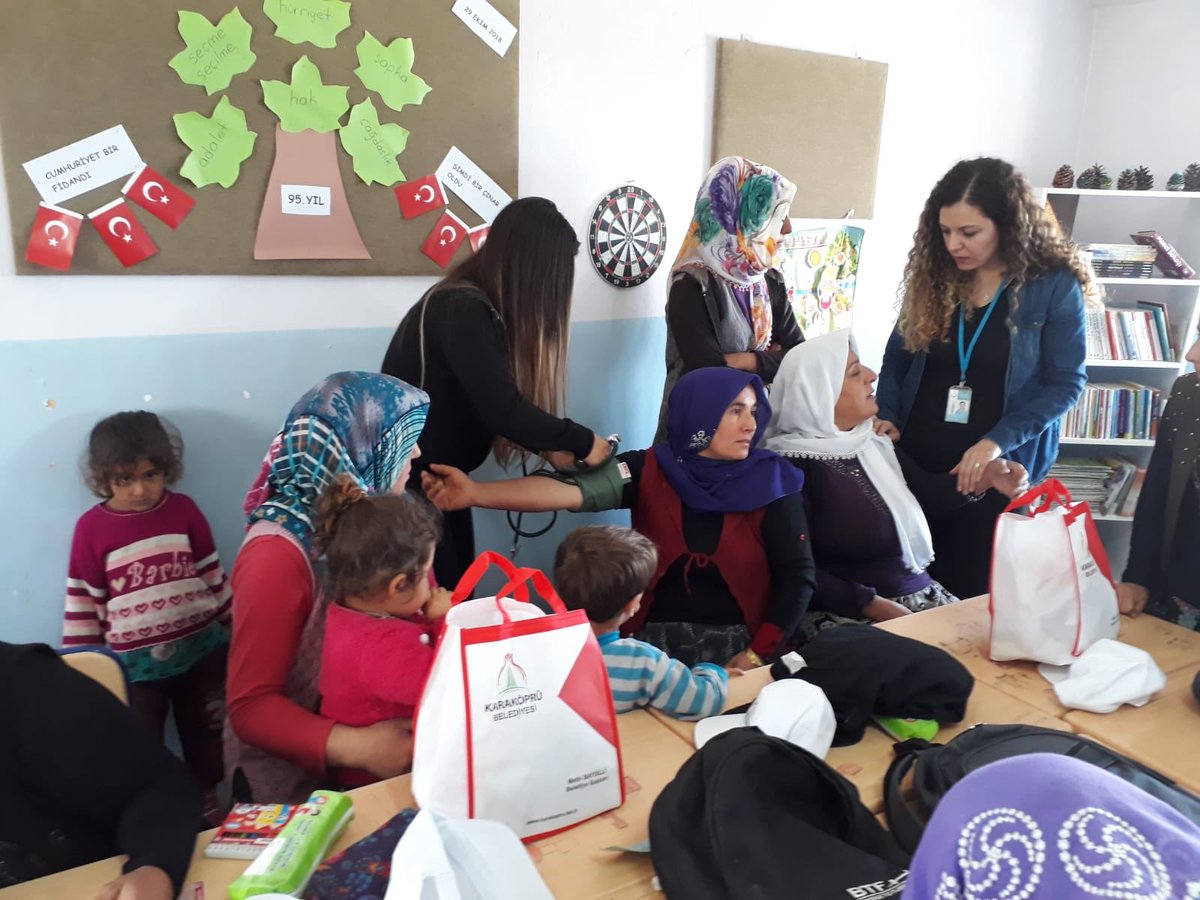 evrekoruma5's tweet photo. Kırsal kesimlerde sağlık eğitimi faaliyetimizin bugünkü adresi Büyük kargılı kırsal mahallemizdi...kadınlarımızı kanser hakkında bilgi verilip tansiyon ve şeker ölçümleri yapıldı. Çocuklarımıza ise diş sağlığı ve hijyen eğitimleri verildi 
@EmineErdogan @MetinBaydilli https://t.co/tJPHaRh4Gc