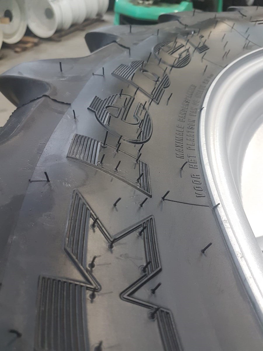 BushTyres's tweet photo. More #BushOE2 order going out from #Norwich @MichelinAgriUK #Kleber in 332085R32 and 34085R36 on Adjustable wheels as well as #Michelin 54065R24 on fixed wheels #ExelAgri https://t.co/CCrSfw3O3P