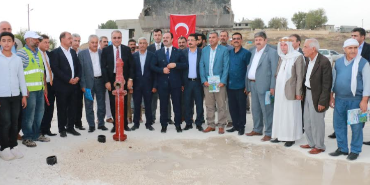 pressnewss's tweet photo. 30 yıldır bitirilemeyen proje tamamlandı Şanlıurfa Büyükşehir Belediyesi, 30 yıl önce projelendirilen ve 2002 yılında başlanılan fakat bir türlü bitirilemeyen Edene İçme Suyu Grup Projesi’ni tamamladı. Proje kapsamında 16 kır https://t.co/PQS3nhASOn https://t.co/4wZ4vb7OyG