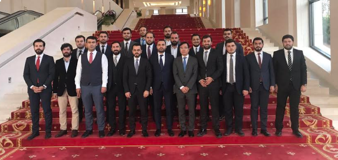 AK Parti Gençlik Kollarından Büyükelçi Önen’e ziyaret Çin Komünist Partisinin davetlisi olarak Pekine giden AK Parti Gençlik Kollarından oluşan bir heyet, Türkiye’nin Çin Halk Cumhuriyeti (ÇHC) Pekin Büyükelçimiz Abdulkadir  urfaobjektif.com/ak-parti-gencl…