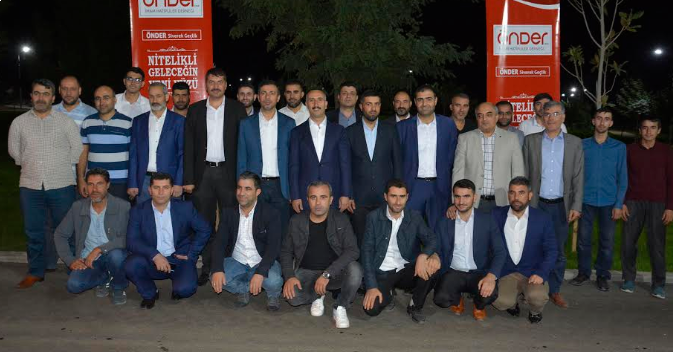 Urfa’da İmam Hatipliler bir araya geldi Siverek Belediye Başkanı Resul Yılmaz, 13-21 Ekim İmam Hatipliler Haftası dolayısıyla Millet Bahçesi’nde düzenlenen akşam yemeğinde imam hatip mezunlarıyla bir araya geldi.
 Siverek Belediye urfaobjektif.com/urfada-imam-ha…