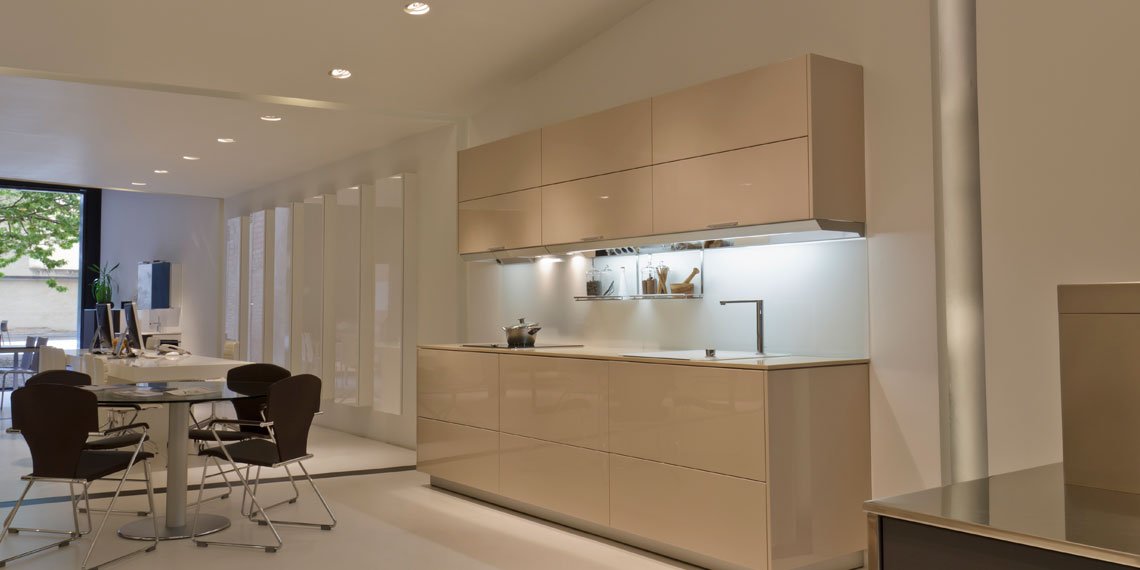 osaba_ilumina's tweet photo. ¡Nos encanta #iluminar puntos de venta al público! 💡✨ En esta ocasión os traemos el #showroom de MÍTICA 🛋️ Descubre este #proyectochulo de #lightingdesign 👉 https://t.co/cO1awivOKr #lighting #design #iluminación #proyectos #osaba #interiorismo #arquitectura https://t.co/MX4LNmunw2