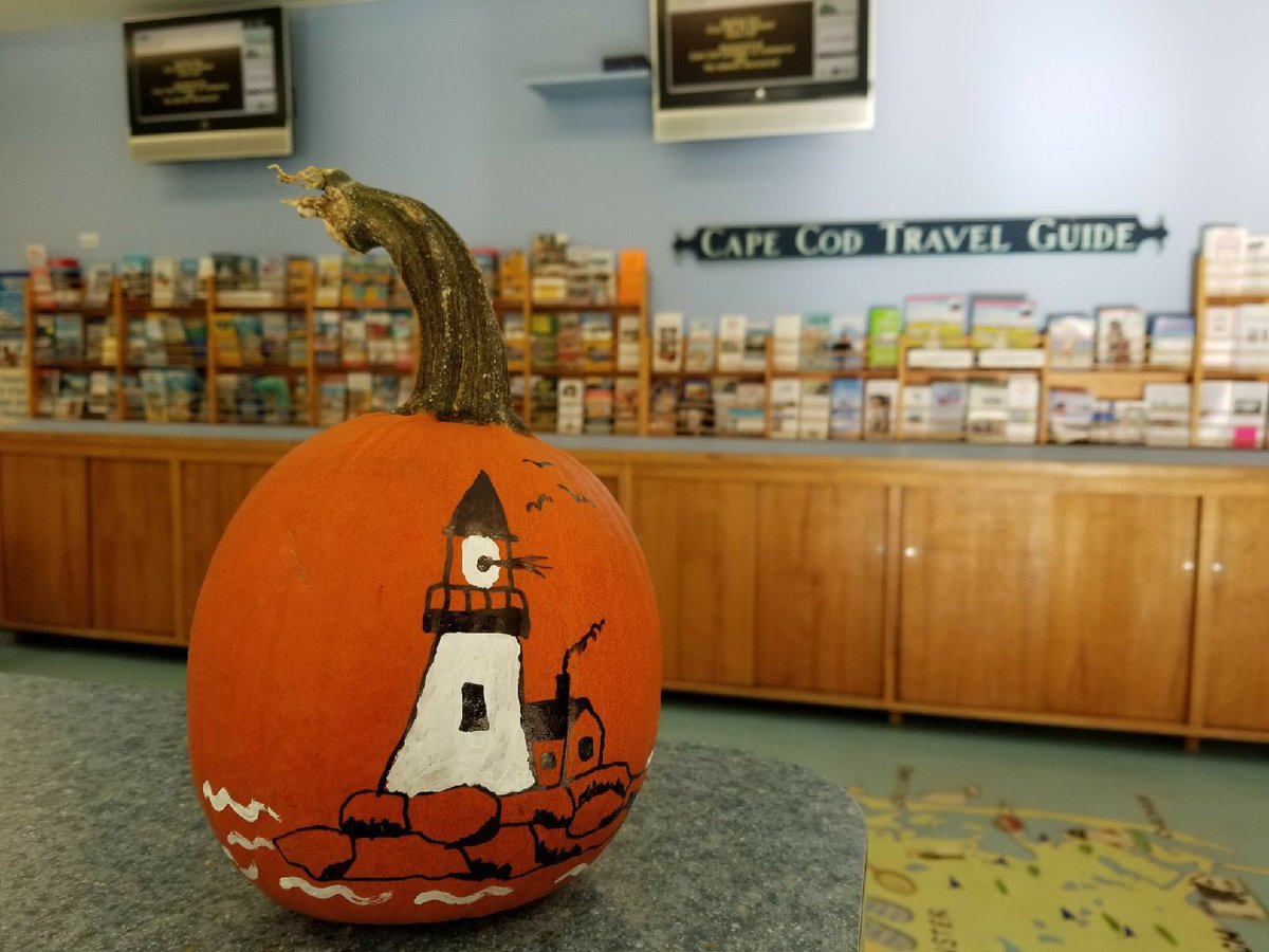 VisitCapeCod's tweet photo. Halloween pumpkins…Cape-style. 🍁🎃🧡 #FallonCapeCod https://t.co/CGJcirREwM