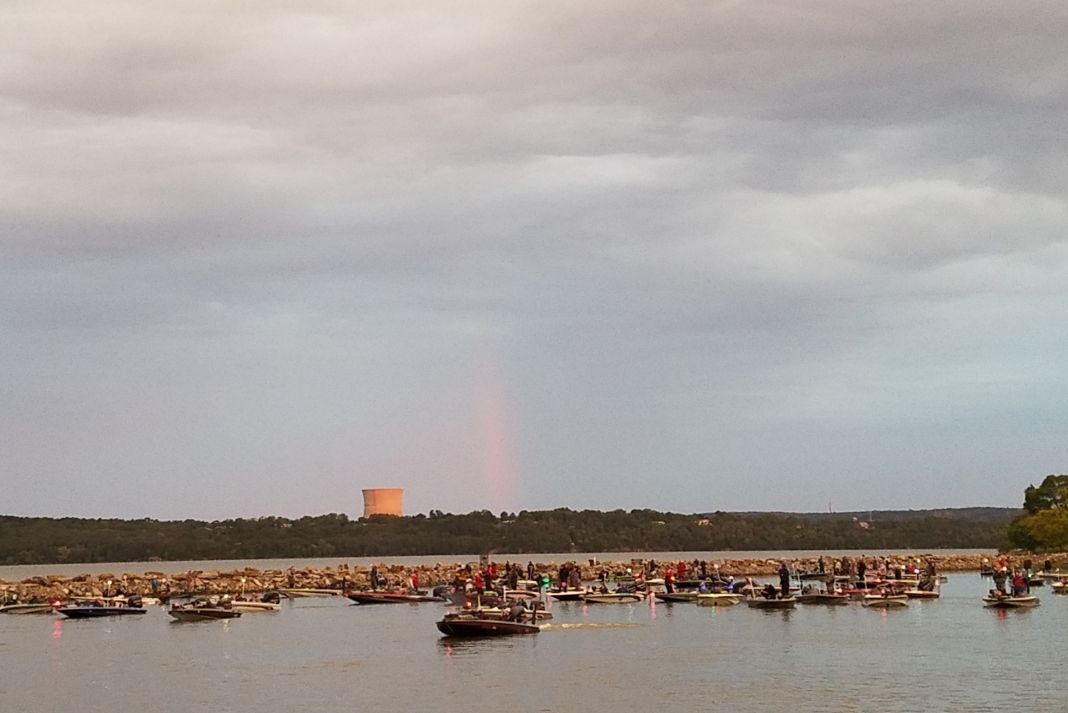 GUpapyrus's tweet photo. "The following 4 four days would show less than favorable conditions for fishing. Waves reaching three to five feet in height, making it impossible to fish the small coves on the edge of the lake." by @TheRealKwolffy #anglers #Gonefishing @gu_fishing https://t.co/kTMvlv2a5n https://t.co/EsSOu26kju