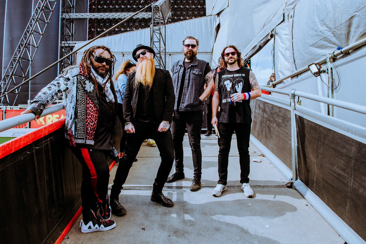 OfficialRandL's tweet photo. Still not over that @Skindredmusic set from #RandL18! 🤘🤘
Watch them perform 'Warning': https://t.co/AWnOoxwxIa https://t.co/midWMA70JK