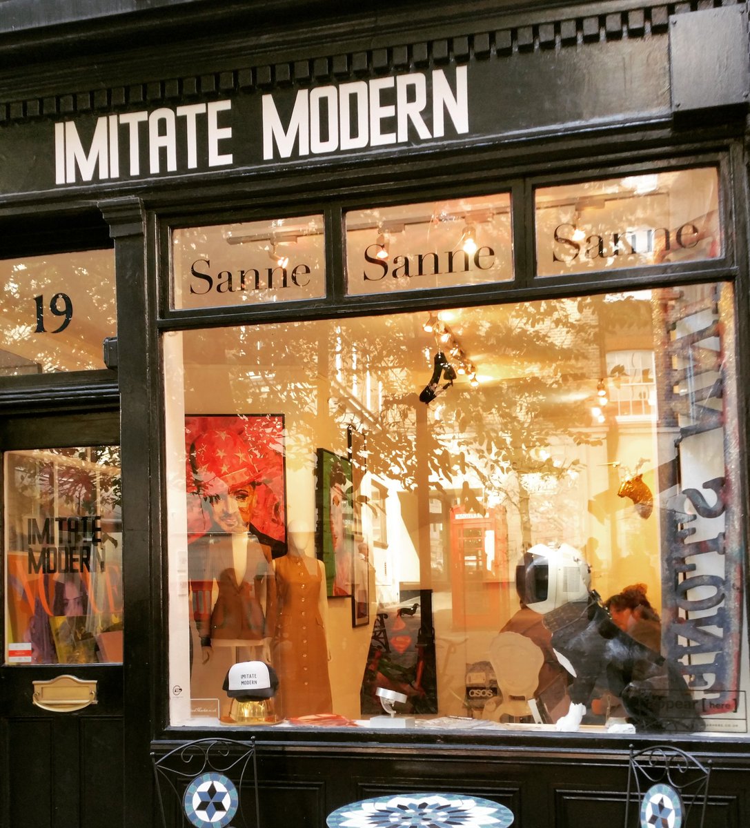 An enchanting autumnal walk through Shepherd Market to view the wonderful works of London artist <a href="/finnstone/">Finn Stone</a> Go grab yourself an exciting piece of highly collectible, original art, now showing until 12 November at Imitate Modern....awesome ♡