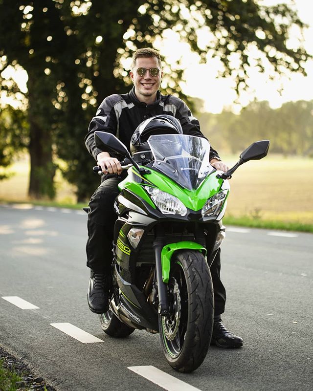 Backfishnascher's tweet photo. Bildabgabe Sportler 2/3
Motorradshooting mit Alex, danke geht raus an @alex_apty, @lennard_nat und @mandala.artist 👌
.
.
.
.
.
.
.
.
#motorsport #outdoor #kawasaki #ninja #motorcycle #bikes #motorrad #sportbike #canon6d #canon #motorsportphotography … https://t.co/f2bECcJTHm https://t.co/Rh7G1qZ9pQ