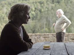 #Petra es una tragedia deconstruida y desordenada en la que el espectador observa fuera de campo cómo se mueven unos personajes marcados por lo que ocurre en las elipsis. Apuesta fuerte de Rosales con unos actores muy medidos y acertados, en especial Marisa Paredes.