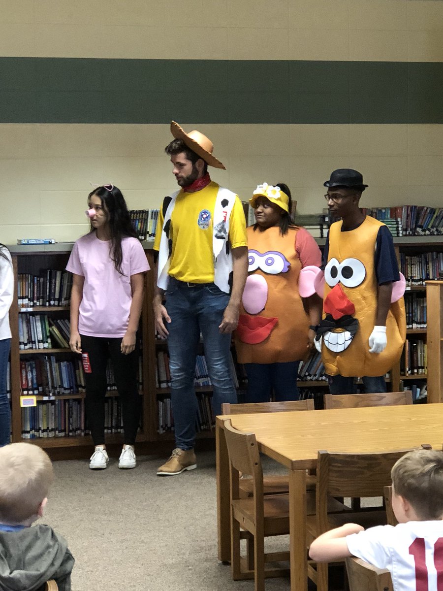 Peer Helpers always love Red Ribbon week at West Madison.@athaxtonBJHS <a href="/WestMadison7/">West Madison Elem.</a> @WMEScounselor