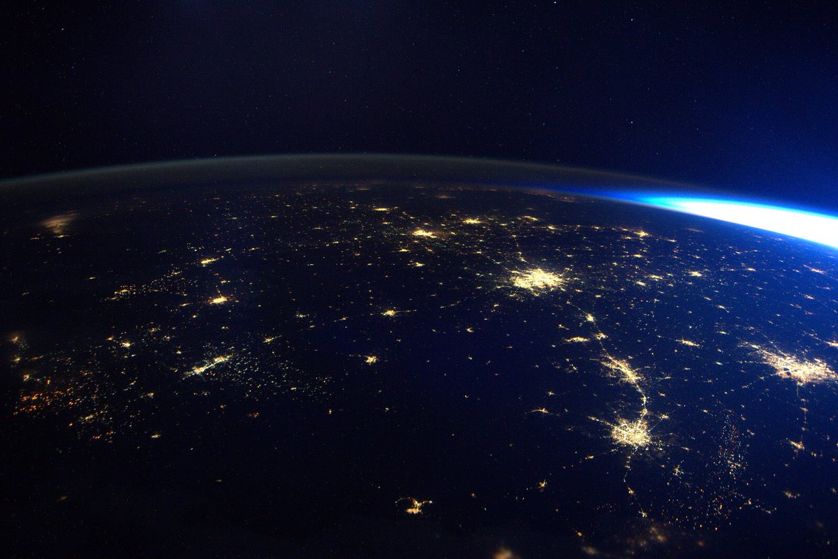 StationCDRKelly's tweet image. One bright morning over Texas. Excited to be stopping by Austin &amp;amp; Houston this weekend to share more photos and stories from my #yearinspace in #Endurance and my new photo book #InfiniteWonder! Full tour schedule: scottkelly.com/events-appeara… Hope to see you at one of these events!
