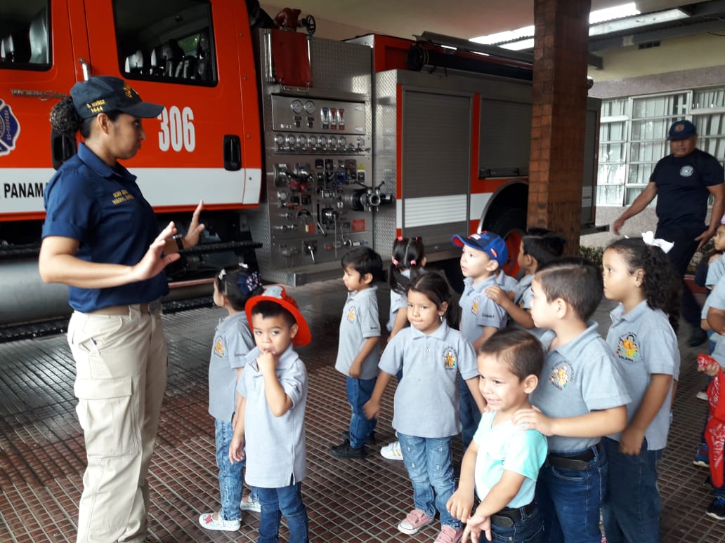 BCBRP's tweet photo. 23 niños del Centro Comunitario Reino de los Angeles, Dolega visitan la Estación Juan M. Araúz #ZRDavid donde aprenden un poco más el trabajo del bombero. Fueron recibidos por personal #EXBUREPTY #DINASEPI https://t.co/gOq5wluAQk
