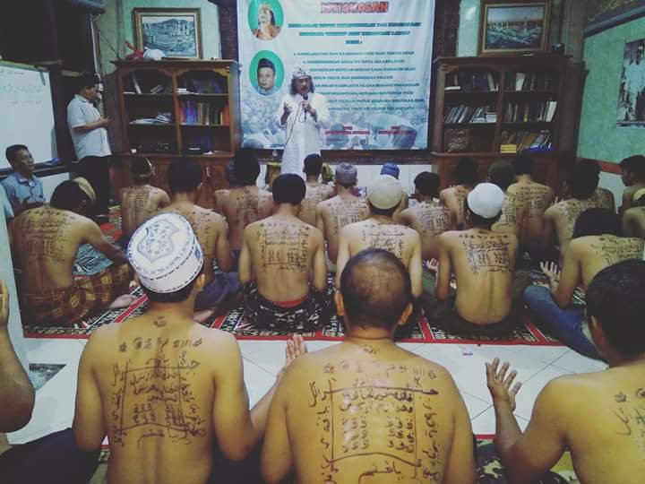 HelmiFelis_'s tweet photo. .
Hindu punya Shaolin.
Islam Nusantara punya ginian apaan nih namanya?

Lagian ini pengajian atau (PDS) Perguruan Dukun Santet? Tahun 2018 lu masih muter-muter disini Ril?
. 👇😀 https://t.co/Se1Crwi3LP