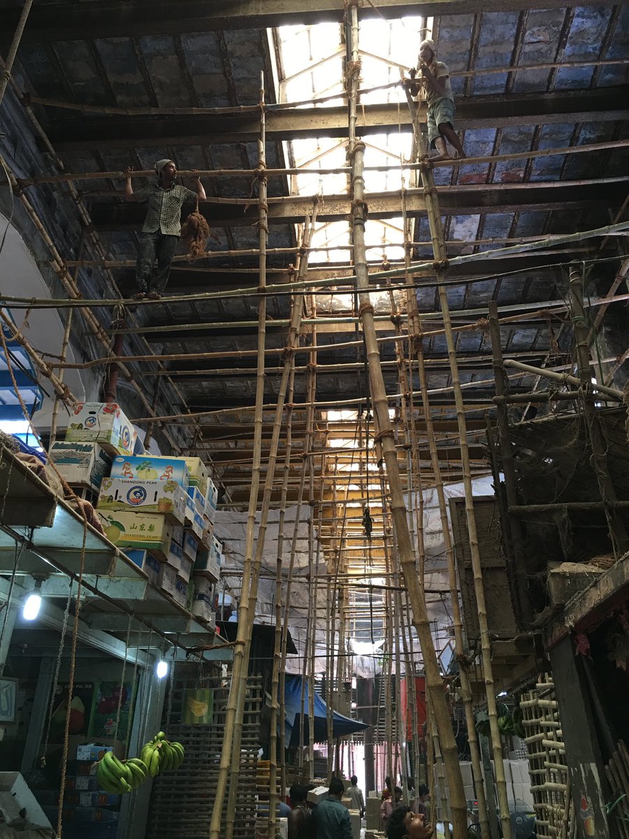 bwingdp's tweet image. Happy Friday! Sitting at your desk? How’d you like to be working up in these bamboo rafters in Kolkata, India? Would you do it?