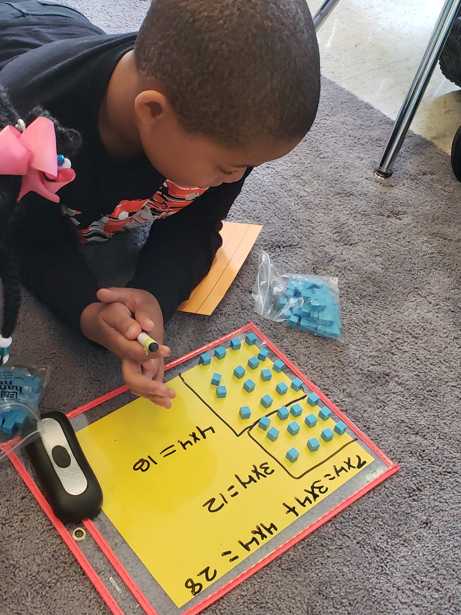 3rdgradeRush's tweet image. Making man fun &amp;amp; engaging with manipulatives! Create an array and then CHOP it! #distributivepropertyofmultiplication #breakItApart #putItTogether  #3rdGradeFun #MathMinds @SFABronx @MSheridanNEEB