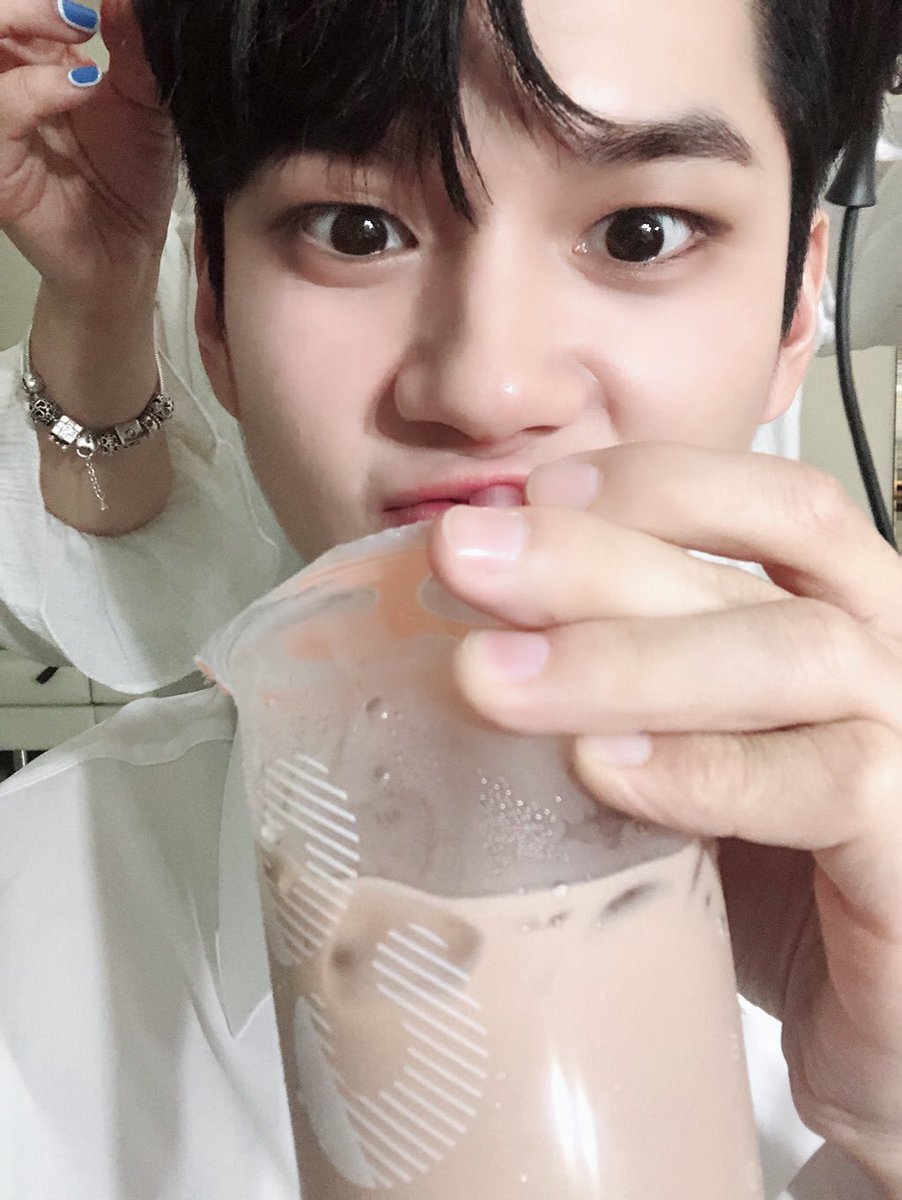 atvunz's tweet photo. ซองอูมาโพสต์รูปกับคลิป แล้วก็อัพแฟนคาเฟ่บอกว่าไม่ได้เจอกันนานมากเลย  ชอบ 2 รูปนี้ ;-; https://t.co/UjQM7r46yv