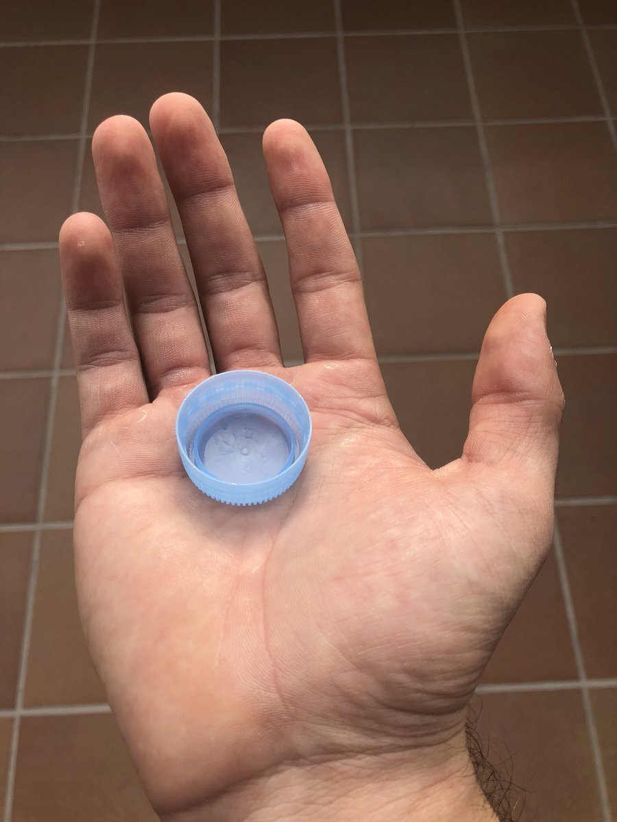 Me están colando más tapones en la calle que en la academia! Menuda colección tengo ya jajaja (me encanta este juego, que bien lo hacéis) 😂