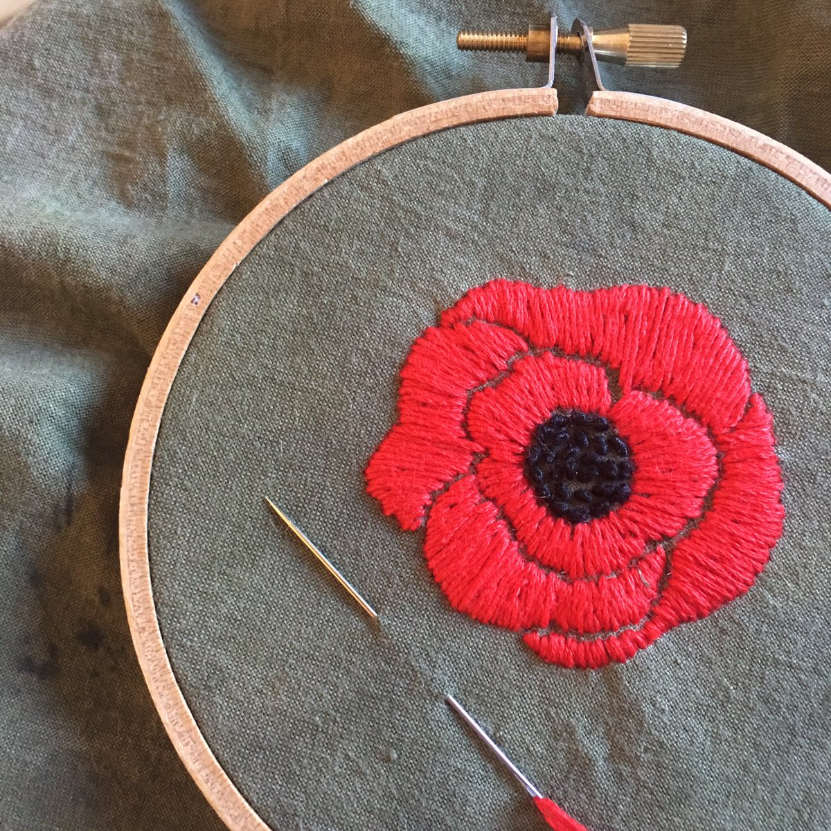 Embroidering poppies this afternoon whilst snuggled under a blanket watching documentaries 💚

#embroidery #handembroidery #modernembroidery #naturaldye #botanicaldye #handmade #poppy #poppies